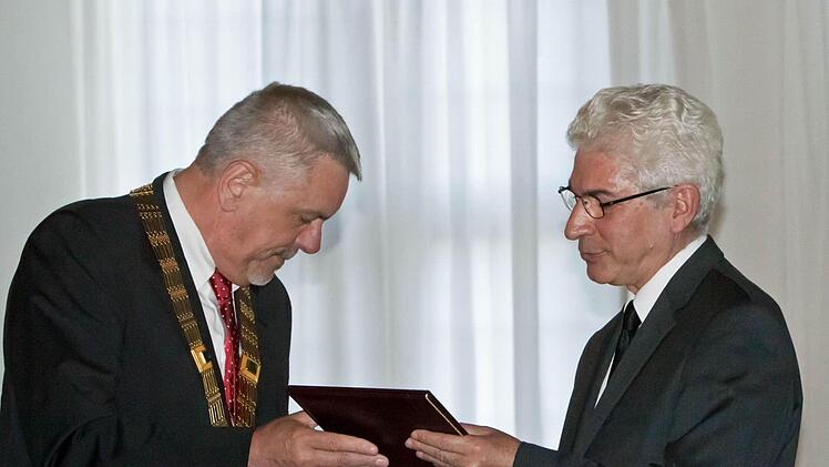 Norbert Tessmer (links), Zweiter Bürgermeister und Kulturreferent der Stadt Coburg, überreicht die Urkundes des Rückert-PReises an den syrischen Exil-Autor Nihad Siris.