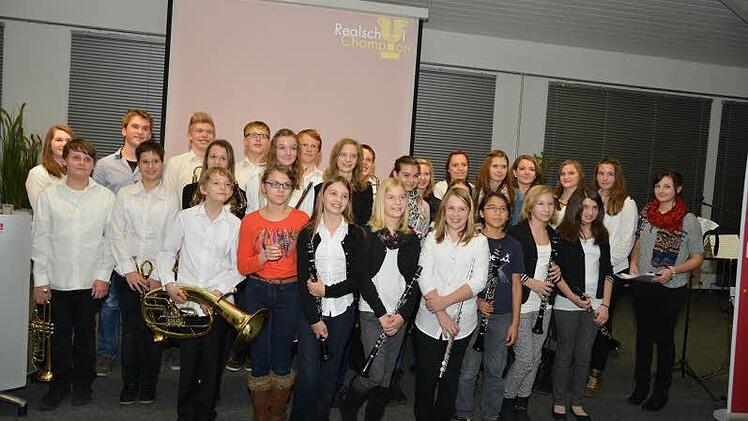 Alle Preisträger der Siegmund-Loewe-Realschule - die Bläsergruppe, die Theatergruppe sowie Miriam Weidauer (rechts).  Foto: Heike Schülein