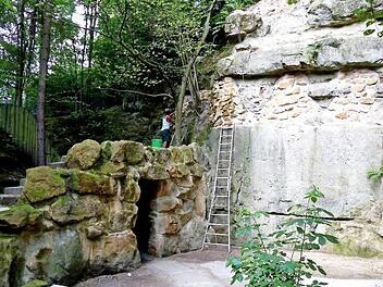 Die hintere Sandsteinwand der Trebgaster Naturbühne war durch Hinterspülung bröckelig geworden und musste neu stabilisiert werden. Fotos: Dieter Hübner