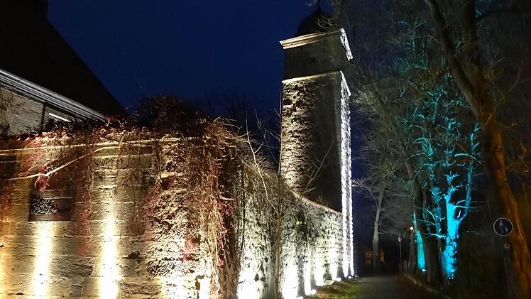 Mit der besonderen Lichtinstallation rund um den Diebsturm und das alte Gefängnis hat Ebern auf die Unmenschlichkeit der Todesstrafe aufmerksam gemacht. Ein derartiges leuchtendes Spektakel soll es nicht zum letzten Mal in der Stadt gegeben haben. Bürgermeister Jürgen Hennemann wünscht sich solche eine Beleuchtung für den Marktplatz, die Türme und die Gassen der Altstadt. Fotos: Johanna Eckert