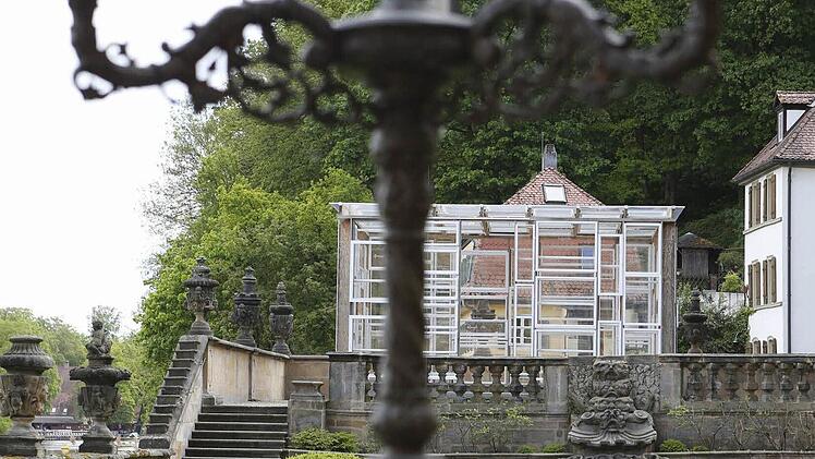 Stimmungsvolle Impression mit Orangerie und Kandelaber aus dem Garten der Villa Concordia. Foto: Matthias Hoch