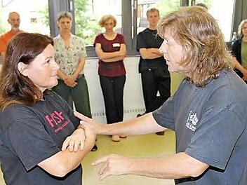 Des Hauptorganisator des internationalen "Pushhandsmeeting" in Haßfurt, Taiji-Lehrer Roland von Loefen aus Zell, erklärt Teilnehmerin Karin Sperber-Trunz das richtige Pushen. Es fußt auf Kooperation, und Selbstbeobachtung. Fotos: Ralf Naumann