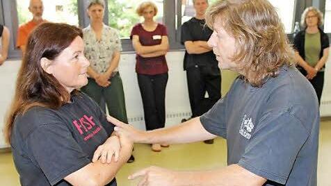 Des Hauptorganisator des internationalen "Pushhandsmeeting" in Haßfurt, Taiji-Lehrer Roland von Loefen aus Zell, erklärt Teilnehmerin Karin Sperber-Trunz das richtige Pushen. Es fußt auf Kooperation, und Selbstbeobachtung. Fotos: Ralf Naumann