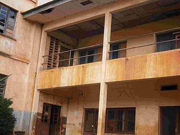 Das Gebäude wirkt von außen wie eine Bauruine. Foto: privat