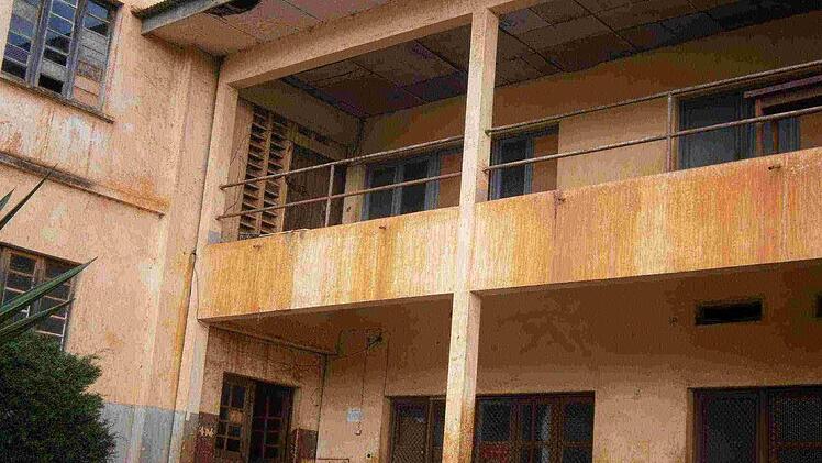 Das Gebäude wirkt von außen wie eine Bauruine. Foto: privat