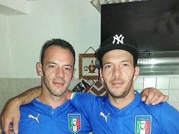 Marco und Gerado Cannone schlüpfen heute wieder ins Tifosi-Trikot. In Fabios Eiscafe im Neustadter Steinweg steigt das deutsch-italienische Fußballfest. Die Brüder bekommen nach eigenen Worten schon bei der Nationalhymne Gänsehaut. Fotos: privat