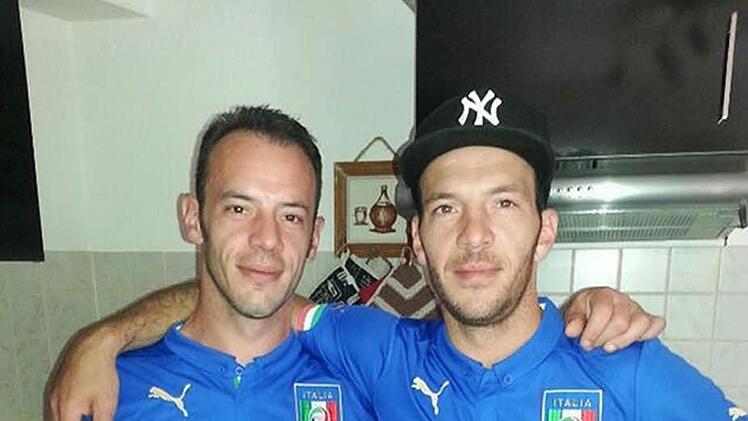 Marco und Gerado Cannone schlüpfen heute wieder ins Tifosi-Trikot. In Fabios Eiscafe im Neustadter Steinweg steigt das deutsch-italienische Fußballfest. Die Brüder bekommen nach eigenen Worten schon bei der Nationalhymne Gänsehaut. Fotos: privat