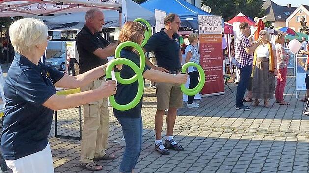 Mit Ringen, die einen in Bewegung bringen, zeigte die Parkinson-Selbsthilfegruppe, dass trotz Einschränkungen Sport möglich ist.  Foto: Pauline Lindner