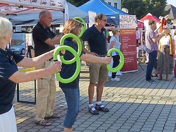 Mit Ringen, die einen in Bewegung bringen, zeigte die Parkinson-Selbsthilfegruppe, dass trotz Einschränkungen Sport möglich ist.  Foto: Pauline Lindner