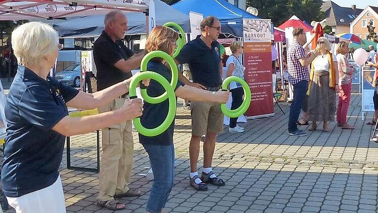 Mit Ringen, die einen in Bewegung bringen, zeigte die Parkinson-Selbsthilfegruppe, dass trotz Einschränkungen Sport möglich ist.  Foto: Pauline Lindner