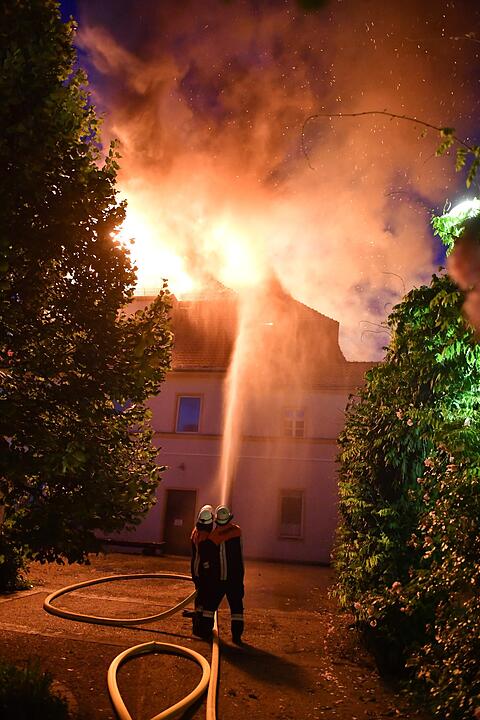Großeinsatz in der Bamberger Altstadt: Dachstuhl am Jakobsplatz brennt