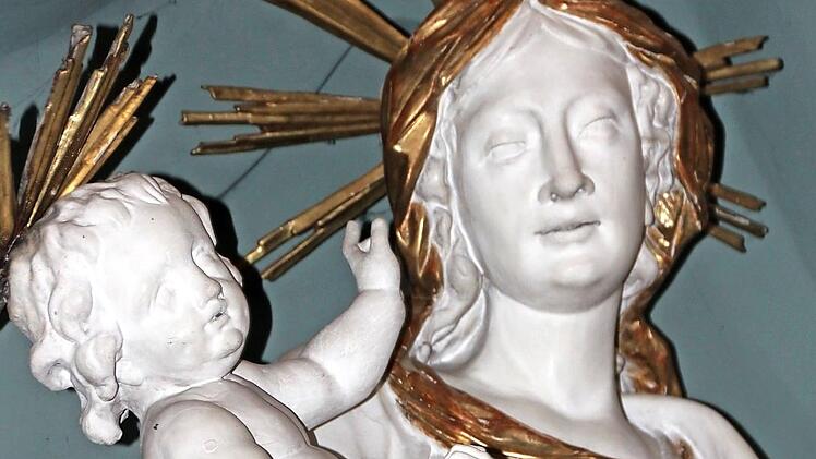 Maria mit dem Kinde im fr&uuml;hklassizistischen Stil (um 1780), zu finden in der Kirche von Neubrunn. Dort wird am Sonntag um 10 Uhr ein Gottesdienst mit der Kr&auml;uterweihe verbunden, die zum Brauchtum um den Feiertag Mariae Himmelfahrt geh&ouml;rt. Foto: Eckehard Kiesewetter