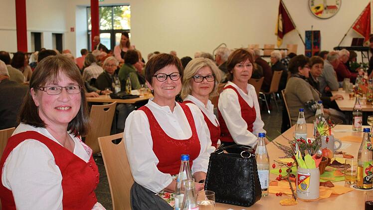 Die Trachtendamen am TischKatharina Becht