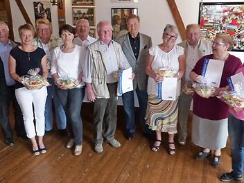 Die Geehrten und Vorstandsmitglieder des VdK-Ortsverbands Rugendorf mit Bürgermeister Ralf Holzmann (rechts), Kreisvorsitzendem Klaus Nenninger (hinten, Mitte) und Ortsvorsitzendem Fritz Rösch (Zweiter von links) Foto: Klaus-Peter Wulf