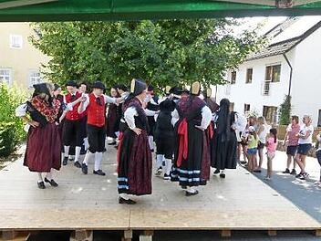 Mit ihren historischen Tänzen erfreuten die Trachtenträger das Kirchweihpublikum.