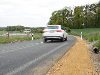 Der Verkehr fließt seit Freitagvormittag wieder. Die Sperrung der Staatsstraße zwischen Kleinneuses und Großneuses wurde aufgehoben. Der Weg zwischen Höchstadt und Weisendorf und Herzogenaurach ist also wieder frei. Foto: Christian Bauriedel