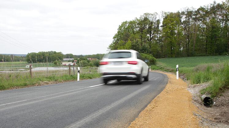 Der Verkehr fließt seit Freitagvormittag wieder. Die Sperrung der Staatsstraße zwischen Kleinneuses und Großneuses wurde aufgehoben. Der Weg zwischen Höchstadt und Weisendorf und Herzogenaurach ist also wieder frei. Foto: Christian Bauriedel