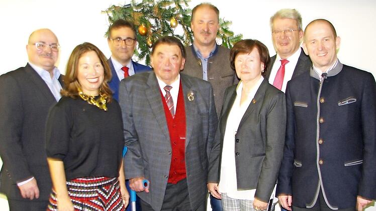 Bei der Auszeichnung der Gemeinde mit Ehrenmedaillen in Silber und Bronze (von links): J&uuml;rgen R&uuml;ckert, Adriane Iann, B&uuml;rgermeister Rolf Rosenbauer, Emil Paschold, Frank Weber, Elisabeth Kob, Klaus Bauer und Rainer Matter  Fotos: Norbert Karbach