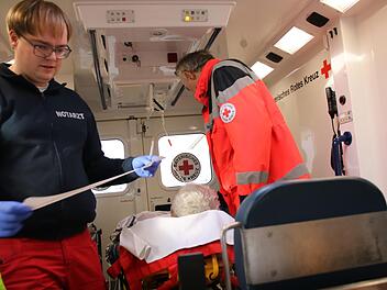 Während Notarzt Daniel Gardill im Rettungswagen noch das EKG auswertet, meldet die Leitstelle schon den nächsten Einsatz. Rettungsassistent Thomas Öhrlein (im Hintergrund) kümmert sich um den Patienten.  Fotos: Alexander Hartmann