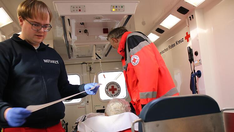 Während Notarzt Daniel Gardill im Rettungswagen noch das EKG auswertet, meldet die Leitstelle schon den nächsten Einsatz. Rettungsassistent Thomas Öhrlein (im Hintergrund) kümmert sich um den Patienten.  Fotos: Alexander Hartmann