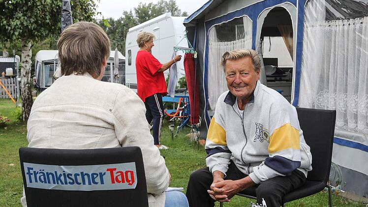 Gattin Anita sieht noch nach dem Rechten, während ihr Dieter schon interviewt wird.Foto: Barbara Herbst