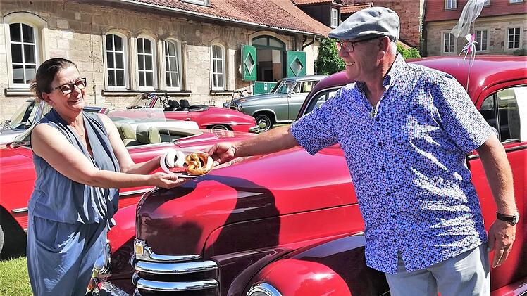 Ute Nessel (Team Tempelhof) lädt Oldtimer-Organisator Peter Endreß zum Weißwurstfrühstück ein.