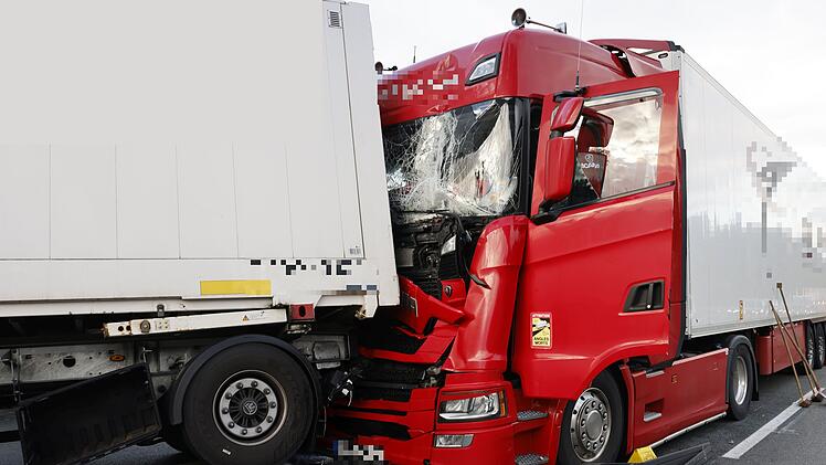 Stau auf A6 bei N&uuml;rnberg: Unfall mit drei Lastwagen