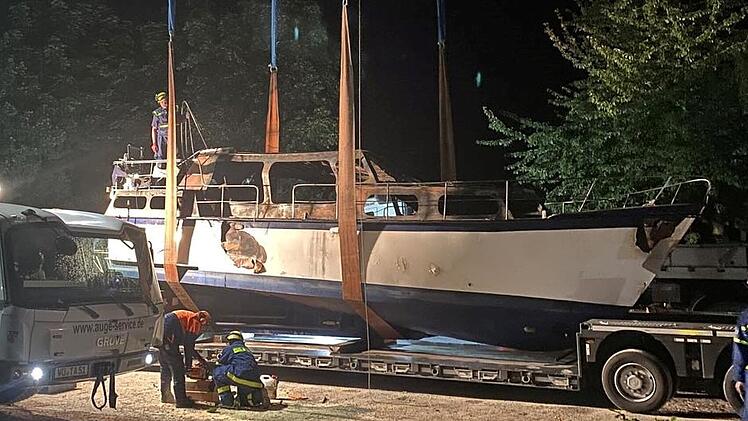 Lohr am Main: Motoryacht geht in Flammen auf - Besatzung muss evakuiert werden