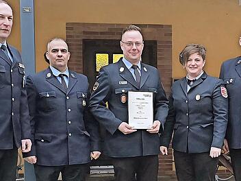 V.l.: Torsten F&ouml;rster (Erster Kommandant), Dino Pilloni (Zweiter Kommandant), Marco Brendel (Kreisbrandmeister und Ehrenkommandant), Michaela W&ouml;lfel (Erste Vorst&auml;ndin) und Stefan Forster (Zweiter Vorstand).