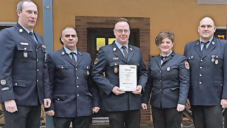 V.l.: Torsten F&ouml;rster (Erster Kommandant), Dino Pilloni (Zweiter Kommandant), Marco Brendel (Kreisbrandmeister und Ehrenkommandant), Michaela W&ouml;lfel (Erste Vorst&auml;ndin) und Stefan Forster (Zweiter Vorstand).