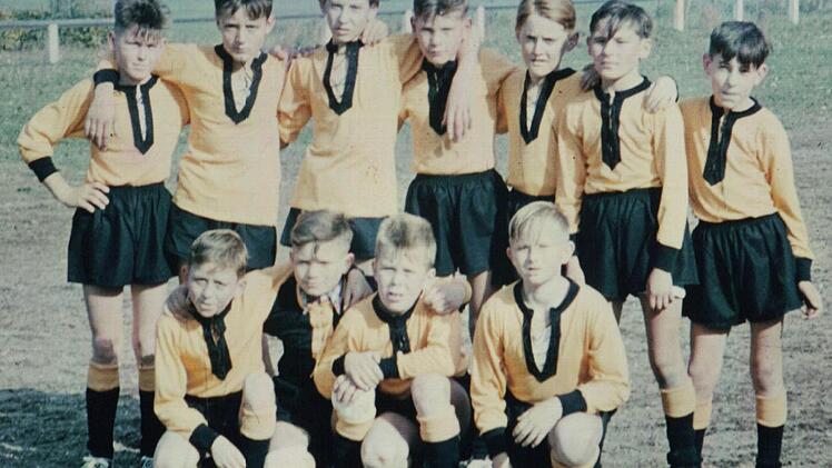 Eine Schülermannschaft des SC Adelsdorf um 1958. Hintere Reihe, von links: Günter Haagen, Josef Mönius, Rainer Stefan, Rudolf Fröhlich, Franz Maier, Baptist Kupfer, Gerd Lamm. Vordere Reihe von links: Hans Zöbelein, Alois Albrecht, Rudi Löffler, Oswald Rüger