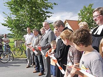 Der Banddurchschnitt gehört bei einer Straßenfreigabe einfach dazu.Fotos: Pauline Lindner