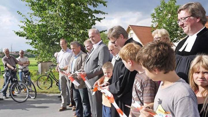 Der Banddurchschnitt gehört bei einer Straßenfreigabe einfach dazu.Fotos: Pauline Lindner