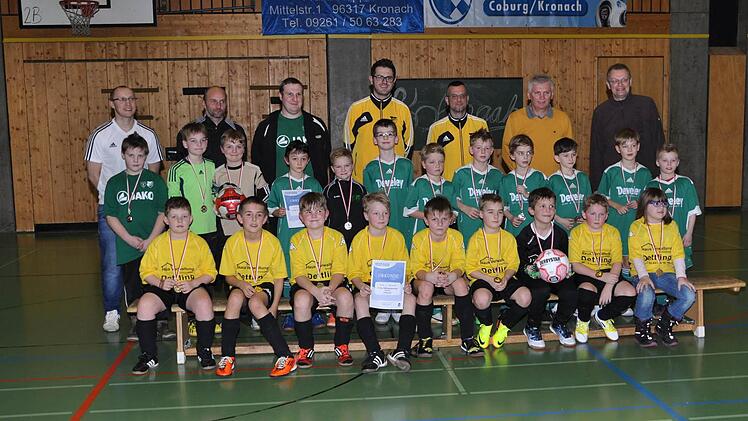 Der TSV Küps (sitzend) entschied das Finale gegen den FC Stockheim (grüne Trikots) für sich. Mit im Bild sind die Betreuer beider Mannschaften sowie Robert Porzelt von der Sparkasse und Kreisjugendleiter Michael Deuerling (stehend von rechts).