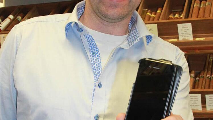 Thomas Schmidhuber hat ein iPhone 4S.