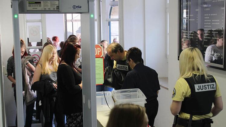 Die vielen Schüler stauten sich zeitweise im Eingangsbereich. Foto: Marco Meißner