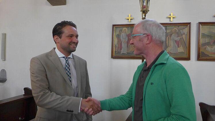 Johannes Simon (re.), Vorsitzender des Caritasverbandes im Landkreis, dankte dem Geigenbaumeister Thomas van der Heyd für sein Engagement zugunsten des katholischen Kindergartens.   Foto: Sabine Meißner