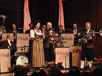 Katharina Praher und Nick Loris als Gesangsduo. Rechts Orchesterleiter Ernst Hutter. Foto: Peter Klopf