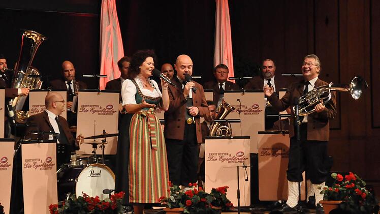 Katharina Praher und Nick Loris als Gesangsduo. Rechts Orchesterleiter Ernst Hutter. Foto: Peter Klopf