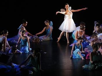 Schülerinnen der Ballettschule Karen Spreitzer-Breyer gestalteten das begeisternde Finale bei "Jugend spielt für Jugend" im Coburger Landestheater.Foto: Timo Geldner