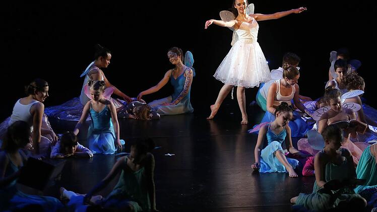 Schülerinnen der Ballettschule Karen Spreitzer-Breyer gestalteten das begeisternde Finale bei "Jugend spielt für Jugend" im Coburger Landestheater.Foto: Timo Geldner