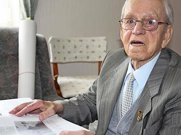 Leopold Wala (96) - fit und wissbegierig wie immer - widmet sich intensiv der historischen Dokumentation des Ortes Blumenau, jetzt Kvetna, und der deutsch-tschechischen Freundschaft. Foto: Klaus Klaschka