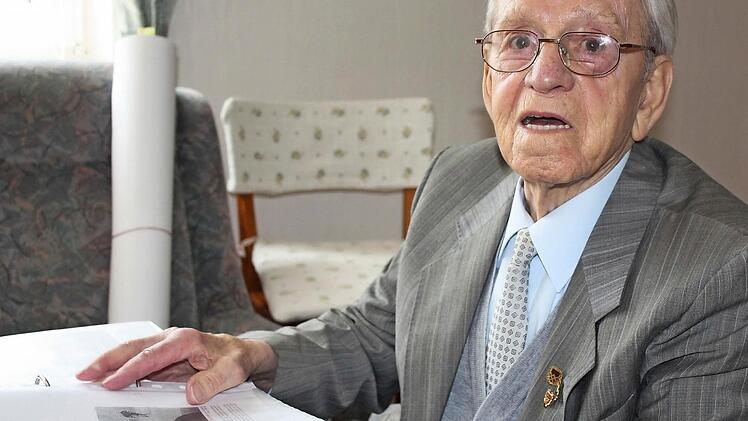 Leopold Wala (96) - fit und wissbegierig wie immer - widmet sich intensiv der historischen Dokumentation des Ortes Blumenau, jetzt Kvetna, und der deutsch-tschechischen Freundschaft. Foto: Klaus Klaschka
