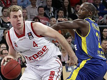 Mit Nicolo Melli (l.) haben die Brose Baskets einen sehr beweglichen und spielintelligenten Power Forward verpflichtet. Hier setzt er sich gegen Oldenburgs Routinier Rickey Paulding durch. Fotos: sportpress