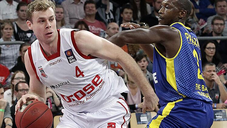 Mit Nicolo Melli (l.) haben die Brose Baskets einen sehr beweglichen und spielintelligenten Power Forward verpflichtet. Hier setzt er sich gegen Oldenburgs Routinier Rickey Paulding durch. Fotos: sportpress