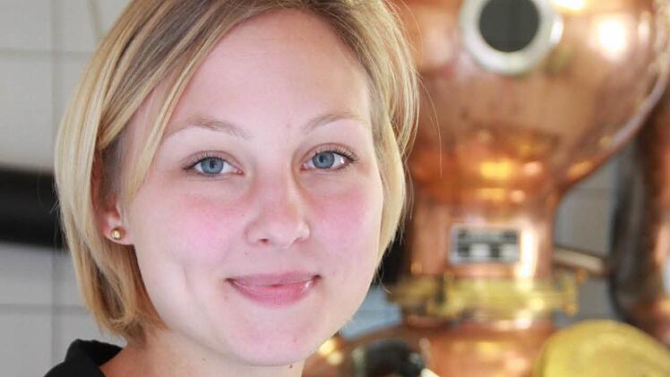 Franziska Bischof hat an vier hochprozentigen Bränden getüftelt - ihr eigenes Sortiment im elterlichen Betrieb. Der bereitet sich gerade mit fünf anderen regionalen Direktvermarktern auf die Wartmannsrother "Tage der Edlen Brände" am 17. und 18. Oktober vor. Fotos: Carmen SchmittFoto: Carmen Schmitt