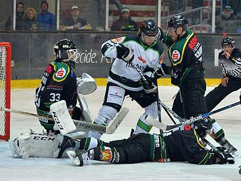 Nicht nur gegen Moosburg am vergangenen Sonntag zogen Richard Stütz (weiß) und die Höchstadt Alligators den Kürzeren, auch am Freitagabend in Memmingen unterlag der HEC. Foto: Picturedreams