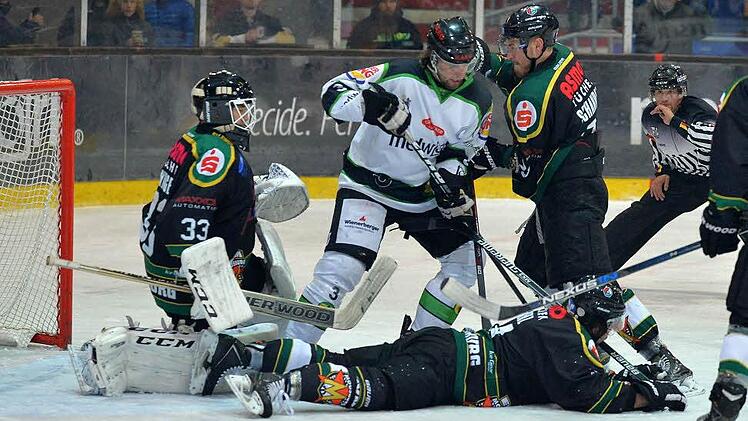 Nicht nur gegen Moosburg am vergangenen Sonntag zogen Richard Stütz (weiß) und die Höchstadt Alligators den Kürzeren, auch am Freitagabend in Memmingen unterlag der HEC. Foto: Picturedreams