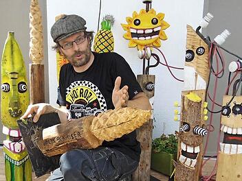 Der 44-jährige Kaiser inmitten seiner Skulpturen Foto: Petra Malbrich