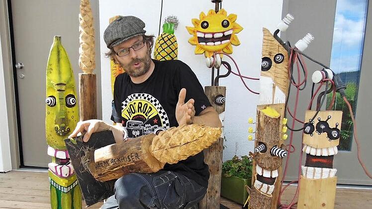 Der 44-jährige Kaiser inmitten seiner Skulpturen Foto: Petra Malbrich